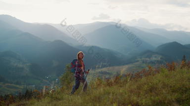 徒步旅行女人探索山峰徒步旅行旅游走山自然